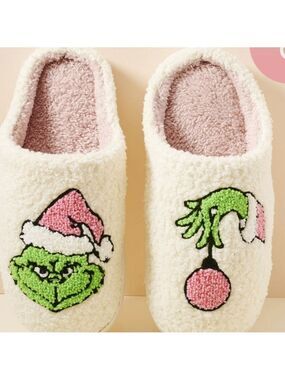 Grinch Face White and Pink  Slippers Women's Size Small 6-7
